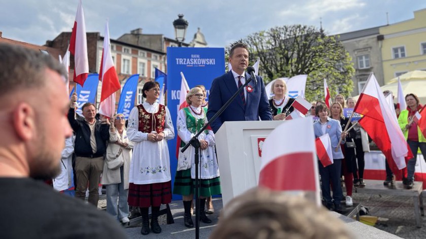 Rafał Trzaskowski spotkał się z mieszkańcami Kościerzyny. Powinniśmy odtwarzać wspólnotę i powinniśmy to robić pod biało-czerwoną FOTO