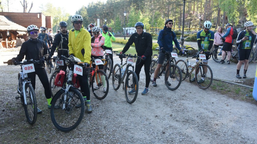Weekend na rowerze. W Małych Swornegaciach trwa charytatywny wyścig Tour de Romgaz FOTO, RELACJA