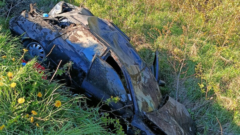Poważny wypadek w gminie Studzienice. Dwoje nastolatków trafiło do szpitala po dachowaniu
