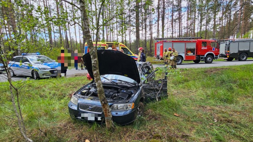 Utrudnienia w ruchu na drodze wojewódzkiej 201 koło Czarnego. Kierowca trafił do szpitala