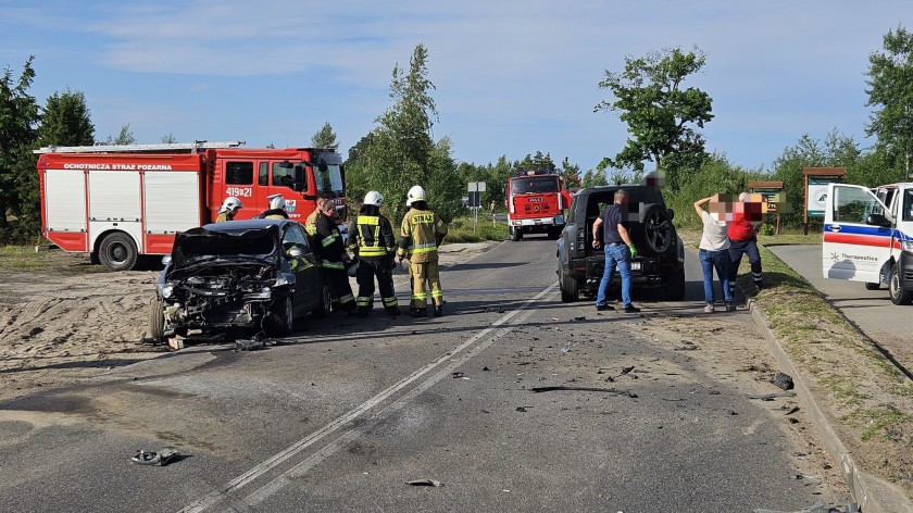 Zderzenie dwóch aut w Męcikale, w gminie Brusy. Do szpitala trafiła 51-letnia kobieta. Uderzyła w prawidłowo jadącego land rovera FOTO