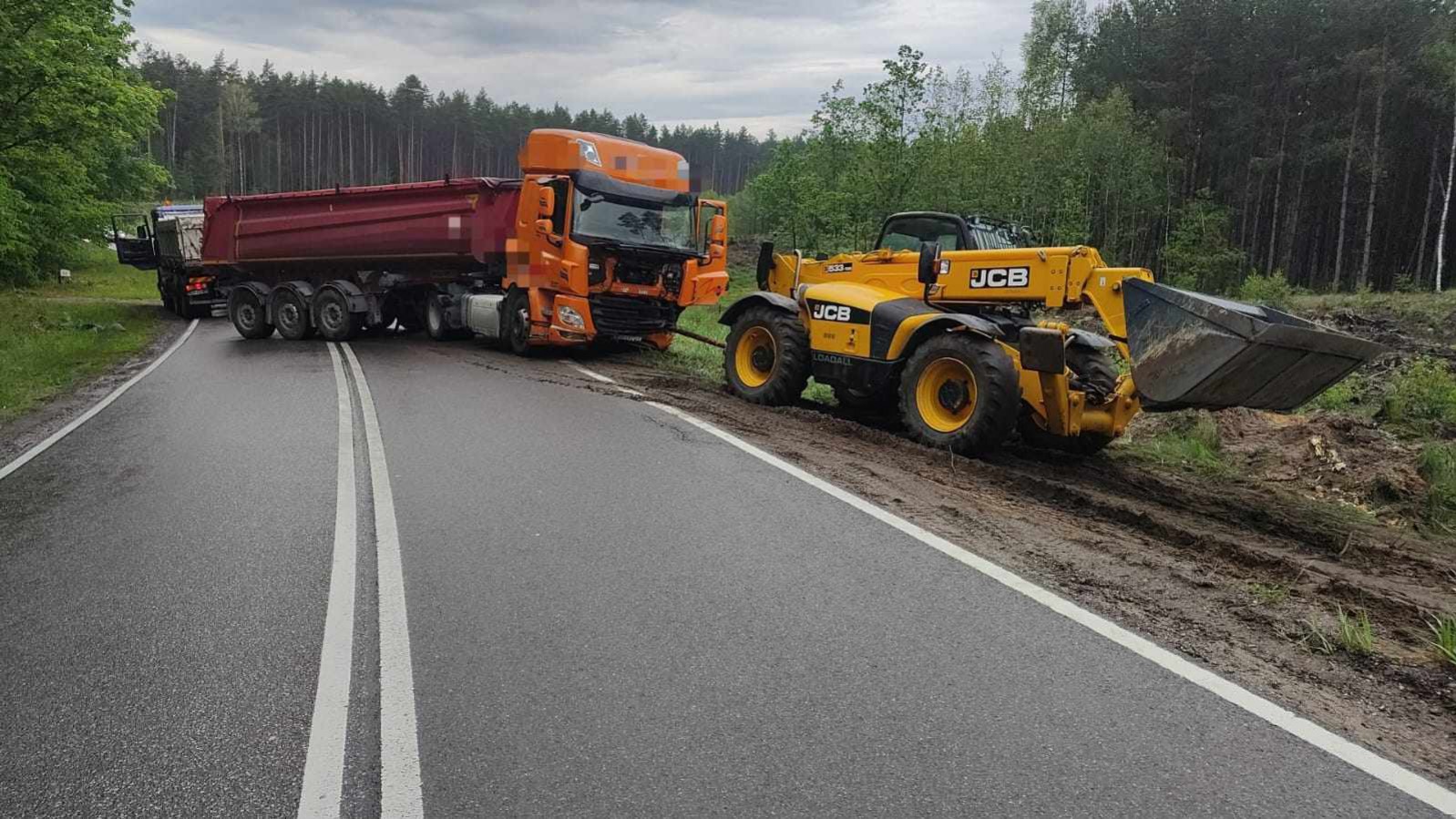 Uwaga kierowcy zablokowana jest droga wojew&oacute;dzka 212 w gminie Chojnice. Trwa wyciąganie ciężar&oacute;wki (AKTUALIZACJA)