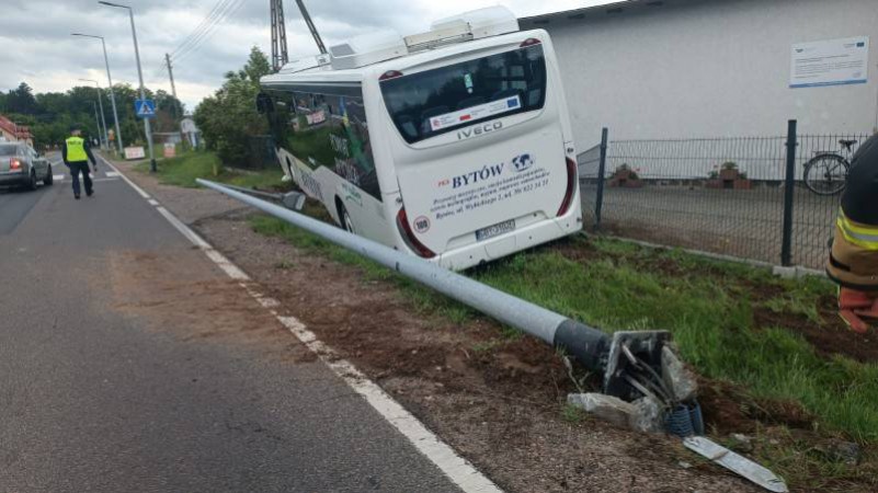 Kolizja w Miłocicach w gminie Miastko. Autobus zjechał z drogi i uderzył w płot świetlicy wiejskiej
