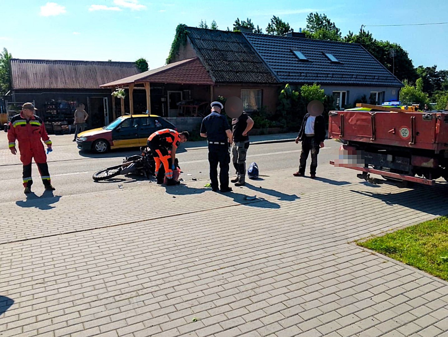 Zderzenie samochodu dostawczego z motocyklem w Orlu, w powiecie kościerskim