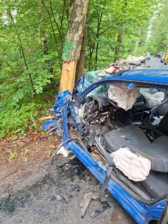 Wypadek na drodze Bysławek-Lubiewo, w powiecie tucholskim. Kierowca auta osobowego uderzył w drzewo