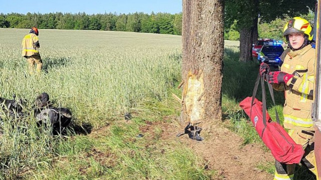 Motocyklista uderzył w drzewo w Garbku, w gminie Przechlewo. Śmigłowiec przetransportował rannego do szpitala