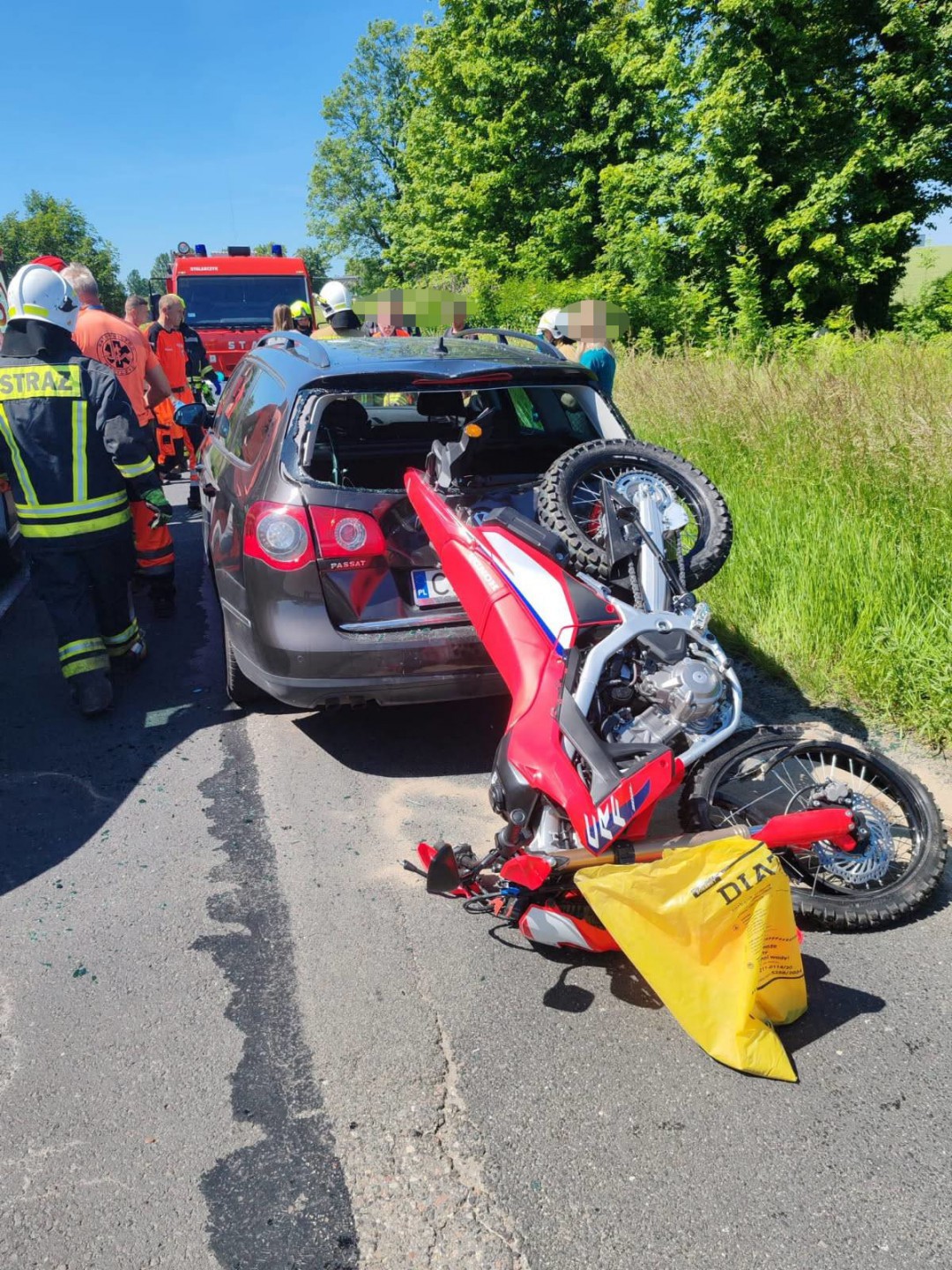 Wypadek na drodze krajowej 25 w Dziednie. Motocyklista najechał na tył osob&oacute;wki