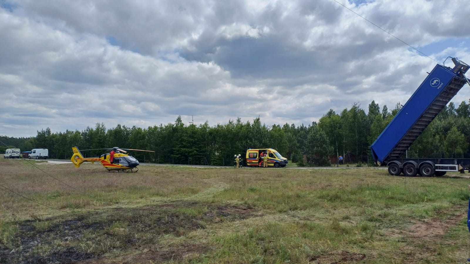 Nieszczęśliwy wypadek w Pile w gminie Gostycyn. Kierowca zerwał linię energetyczną i został poparzony