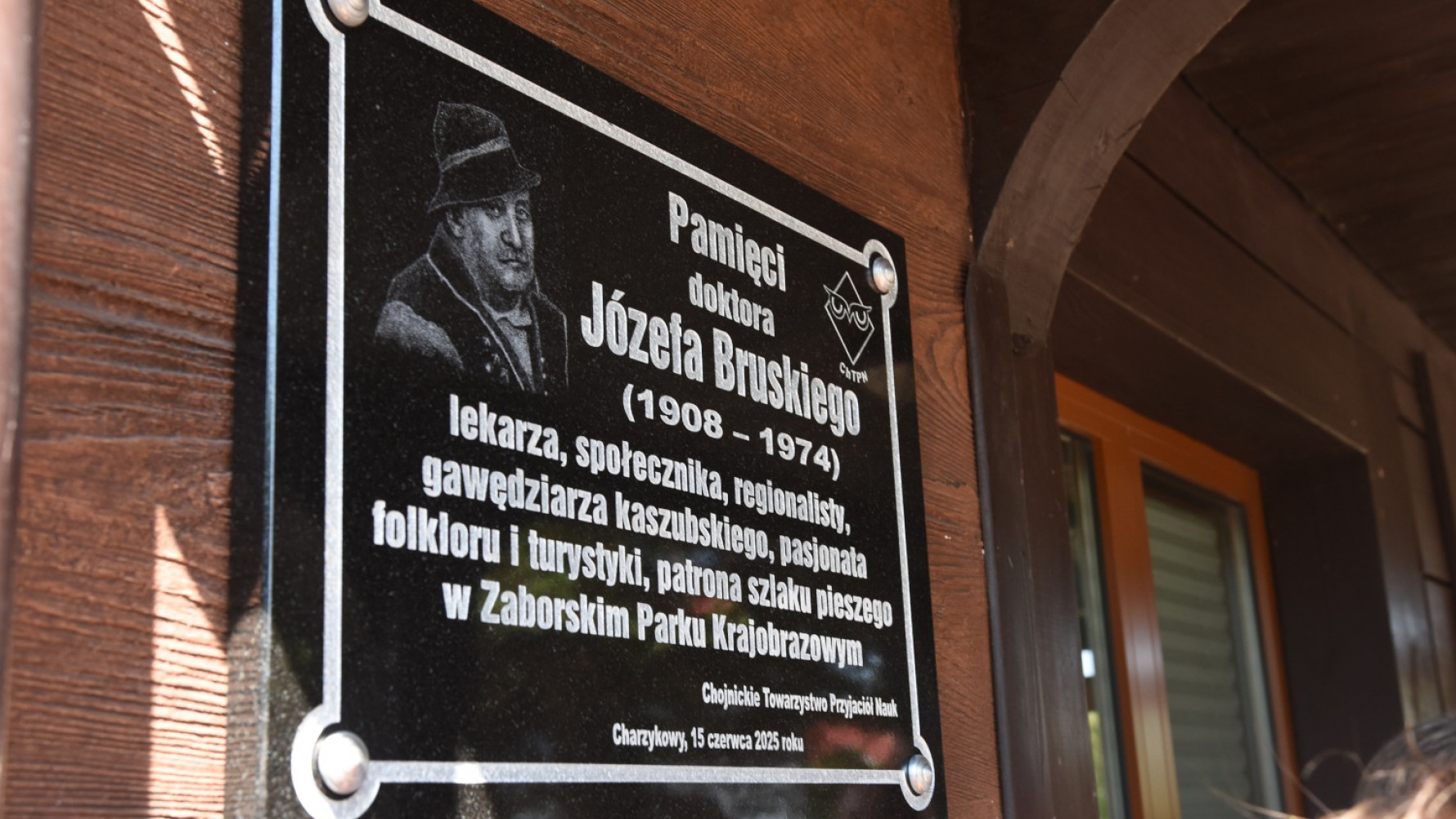 Lekarz i regionalista J&oacute;zef Bruski uhonorowany. Tablica pamiątkowa zawisła na siedzibie Zaborskiego Parku Krajobrazowego