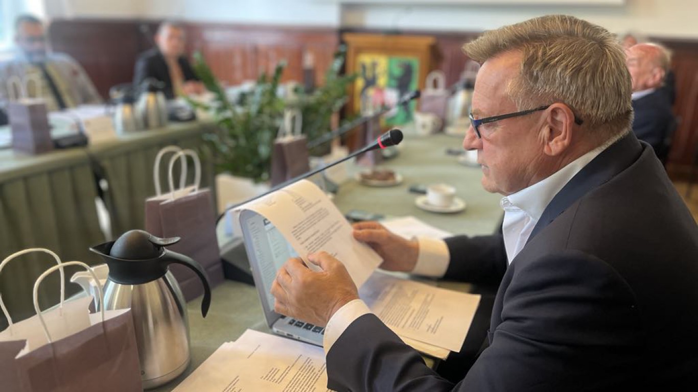 Radny Marcin Modrzejewski nie straci mandatu w Radzie Powiatu Kościerskiego. "Nie było podstaw prawnych"