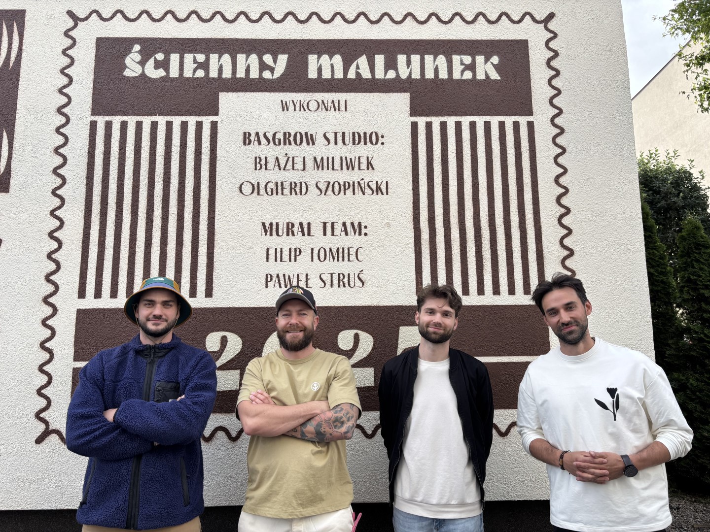 Jubileuszowy mural w Chojnicach odsłonięty. Przedstawia stronę z gazety ukazującą kilka istotnych fakt&oacute;w z życia miasta