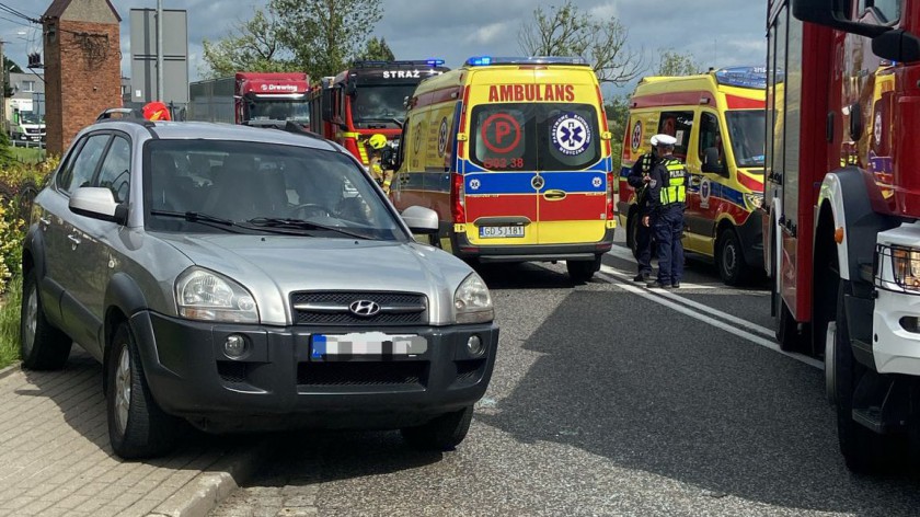 Zderzenie auta osobowego i ciężarówki na DK 22 w Barkowie