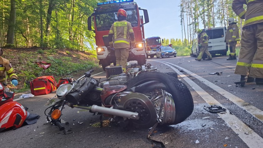 Motocyklista trafił do szpitala po zderzeniu z busem. Do zdarzenia doszło na DW 212 w pobliżu Wolności w gm. Chojnice AKTUALIZACJA
