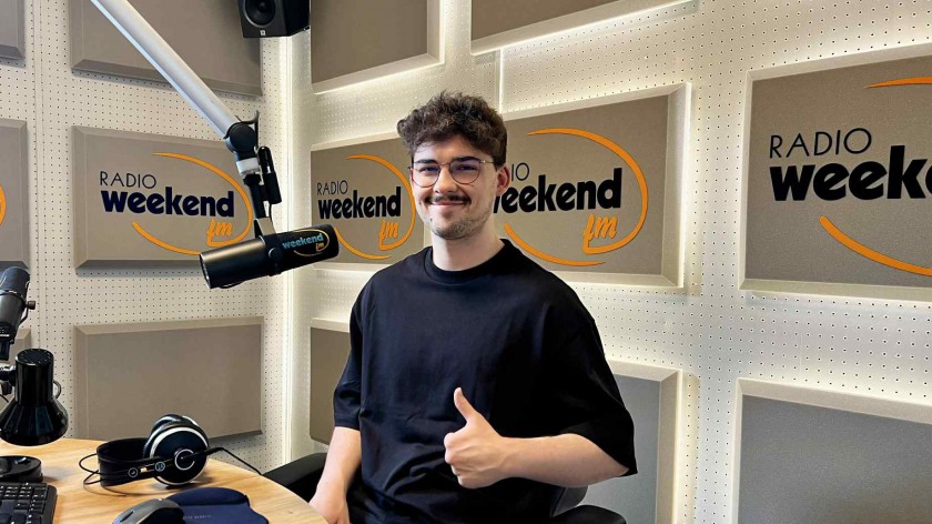 Maks Tachasiuk z Chojnic zaśpiewa na 62. KFPP w Opolu. Dziś zagrał w Weekend FM rozmowa, video