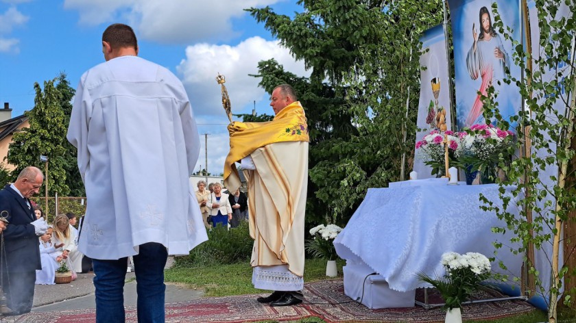 W czwartek w Kościele katolickim Święto Bożego Ciała. Ulicami miast i wsi przeszły procesje wiernych
