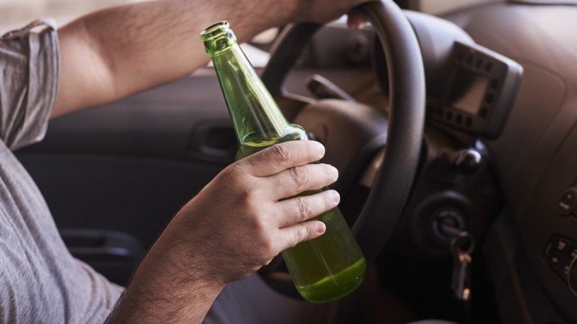 Bytowscy policjanci zatrzymali zawodowego kierowcę. Miał prawie promil alkoholu