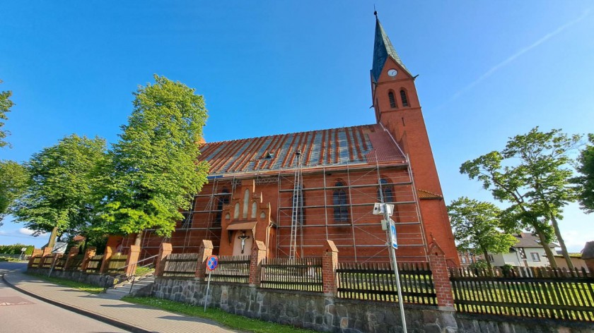 Trwa wymiana dachu na kościele w Łęgu. Do naprawy zabytku dołożyły gmina Czersk i powiat chojnicki