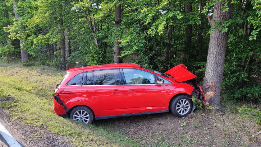 Zdarzenie na DK 25 koło Dobojewa. Auto wpadło tu na drzewo AKTUALIZACJA