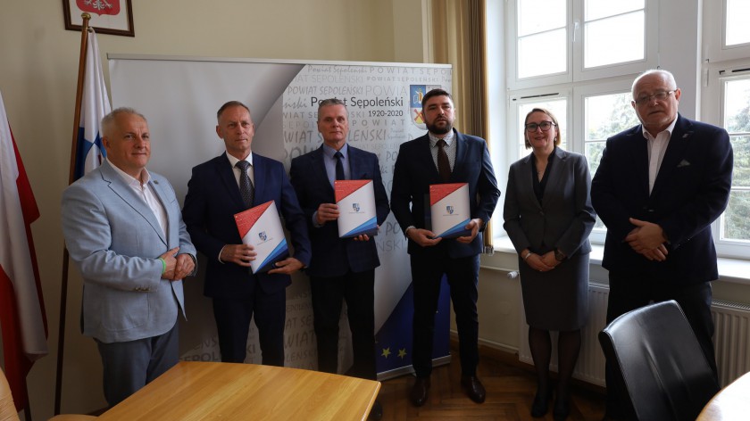 Zarząd Powiatu Sępoleńskiego powołał trzech dyrektorów prowadzonych przez siebie szkół