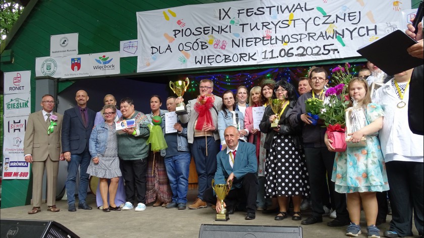 Środowiskowy Dom Samopomocy z Nowej Wsi Wielkiej zwyciężył we wczorajszym Festiwalu Piosenki Turystycznej w Więcborku FOTO