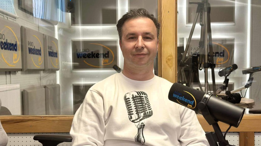 Grzegorz Niemczyk z Chojnic realizuje swoje muzyczne marzenia. Dziś zaprezentował nową piosenkę w Weekend FM