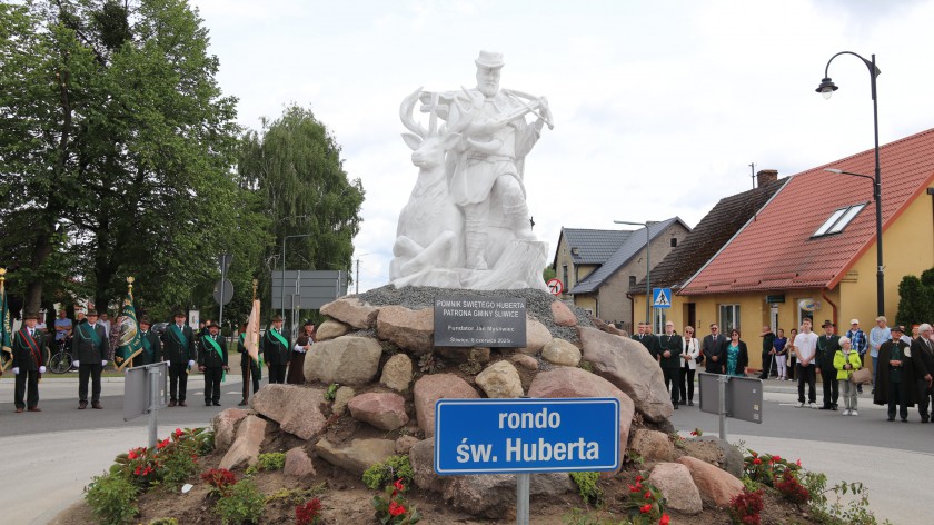Ćwierćwiecze Bractwa św. Huberta w Śliwicach. Od teraz góruje on nad tutejszym rondem