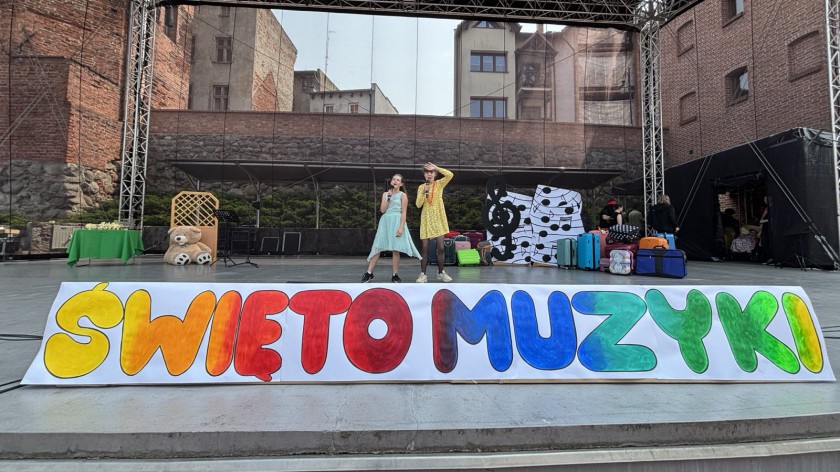 W chojnickiej fosie odbywa się dziś 4.06. Integracyjny Festiwal Piosenki Święto Muzyki 2025 FOTO