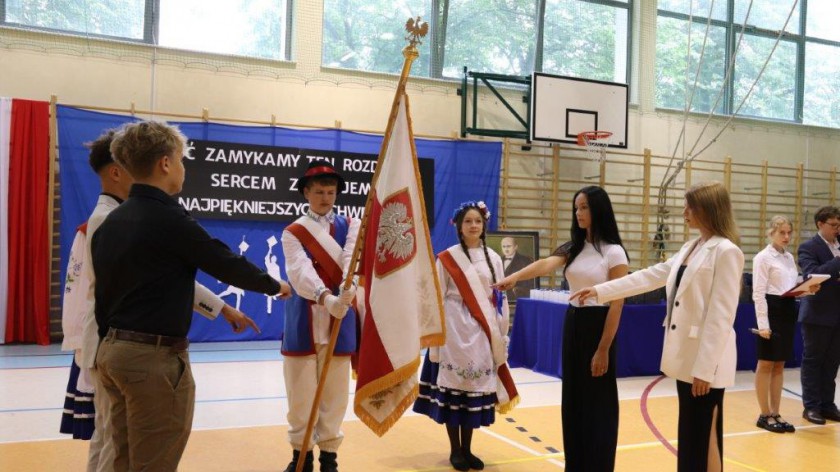 Ostatni dzwonek w szkołach. Absolwenci chojnickiej siódemki mówią nam, co czują na jego dźwięk FOTO