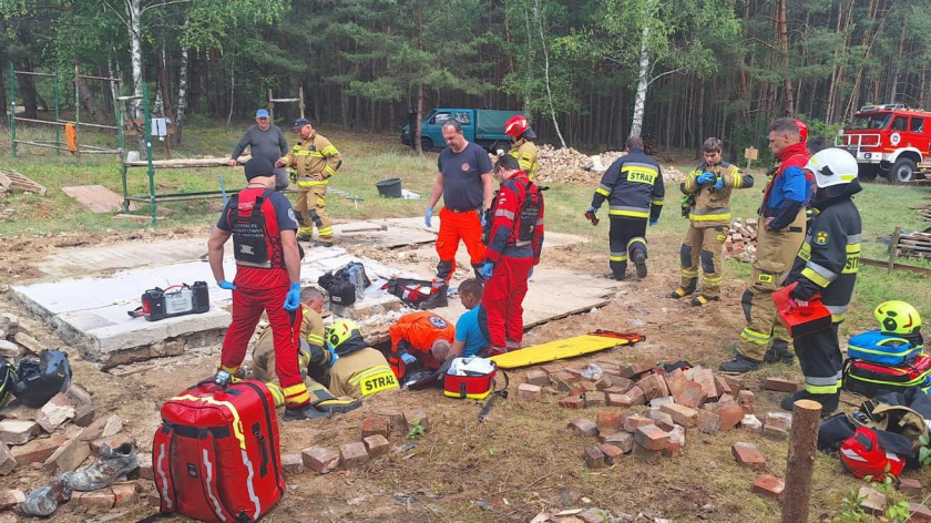 Wypadek podczas prac rozbiórkowych w Iwcu w gminie Cekcyn. Na jednego z mężczyzn runęła ściana
