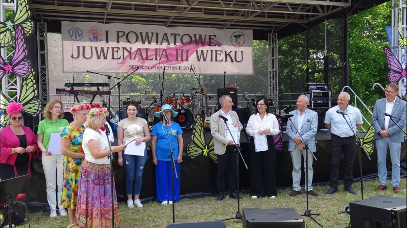 Seniorzy z powiatu sępoleńskiego bawili się na Juwenaliach Uniwersytetów Trzeciego Wieku