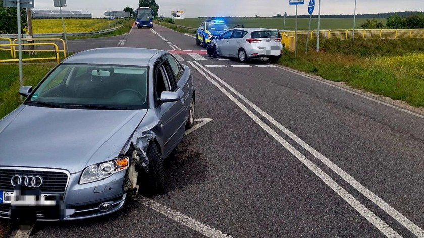Policjanci z Chojnic poszukują sprawcy porannej kolizji na skrzyżowaniu w Konarzynkach