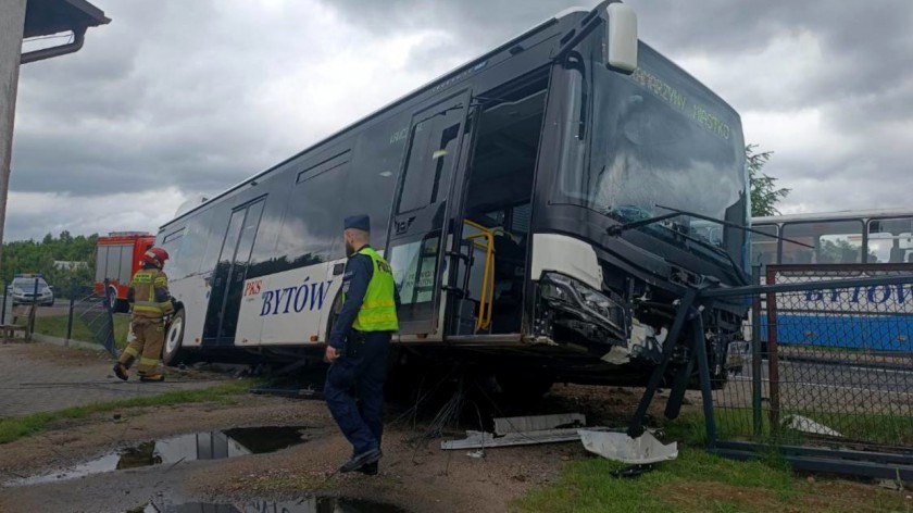 Kolizja w Miłocicach w gminie Miastko. Autobus zjechał z drogi i uderzył w płot świetlicy wiejskiej
