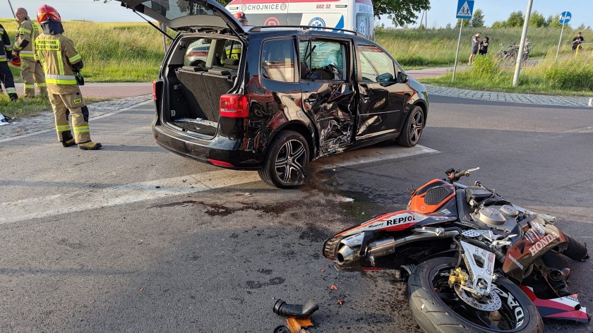 Dwie osoby ranne w wypadku na starej berlince w Nieżywięciu, w gminie Człuchów. Zderzyły się tu motocykl z samochodem osobowym FOTO
