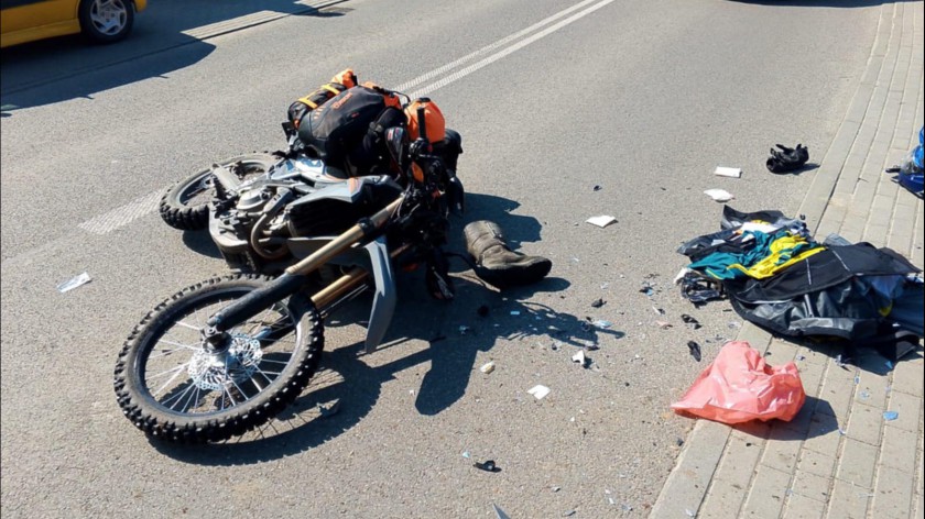 Zderzenie samochodu dostawczego z motocyklem w Orlu, w powiecie kościerskim