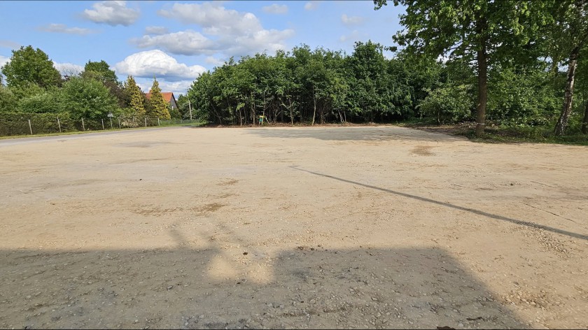 Mieszkańcy Kłodawy w jeden dzień wybudowali spory szutrowy parking przy tutejszej szkole