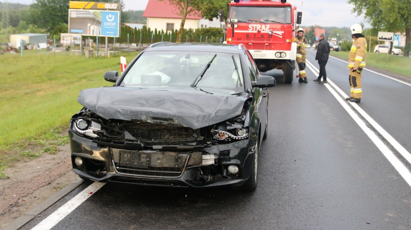 Dwa wypadki na drodze krajowej nr 22 w gminie Człuchów. W sumie trzy osoby trafiły do szpitali FOTO