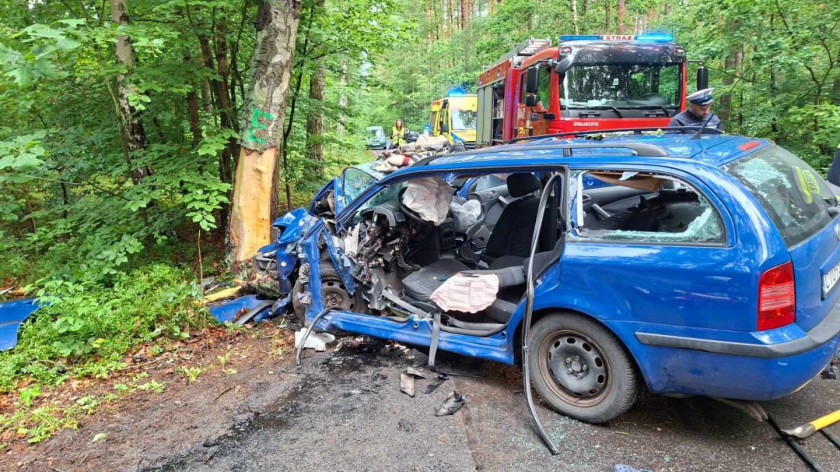 Wypadek na drodze Bysławek-Lubiewo, w powiecie tucholskim. Kierowca auta osobowego uderzył w drzewo