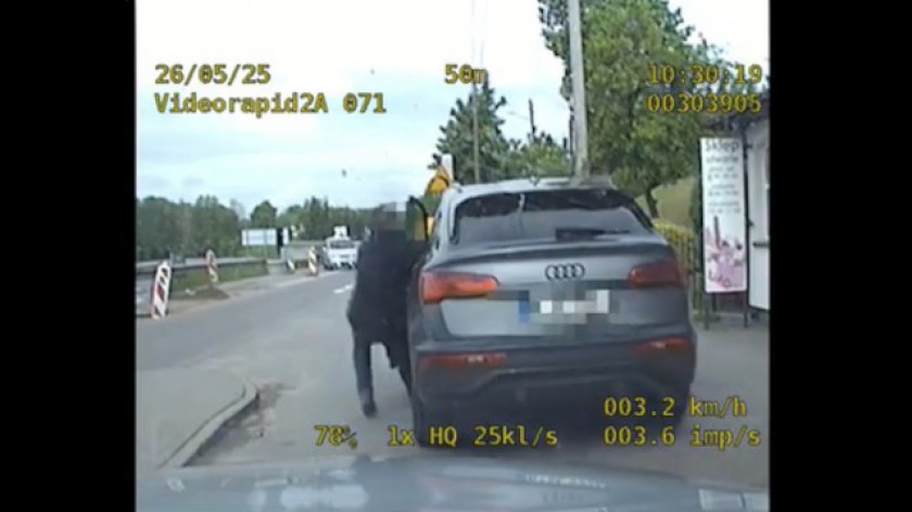 Wyprzedził bytowską drogówkę na czerwonym świetle. Gdy wysiadł do policjantów, jego auto odjechało WIDEO