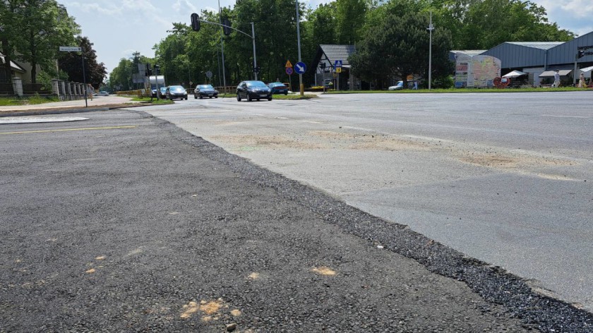Kierowcy skarżą się na uskok na ulicy Obrońców Chojnic. Są też pytania o kursy autobusów