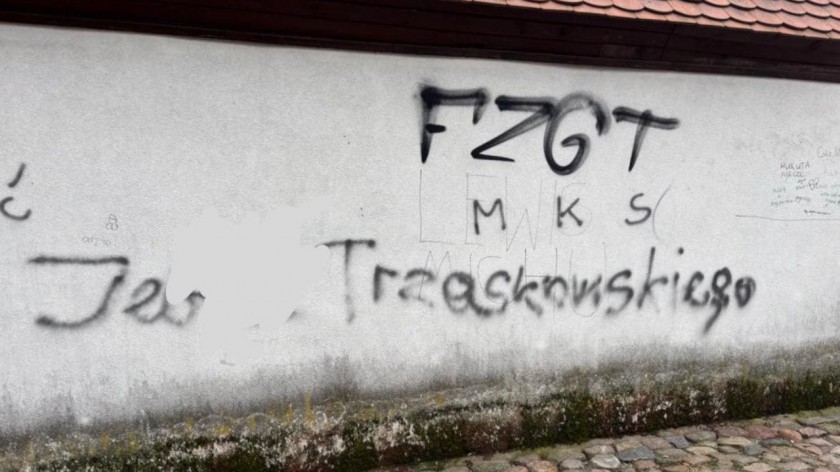 Wulgarne napisy w różnych miejscach Chojnic. Straż miejska zabezpieczyła monitoring z wizerunkiem sprawcy