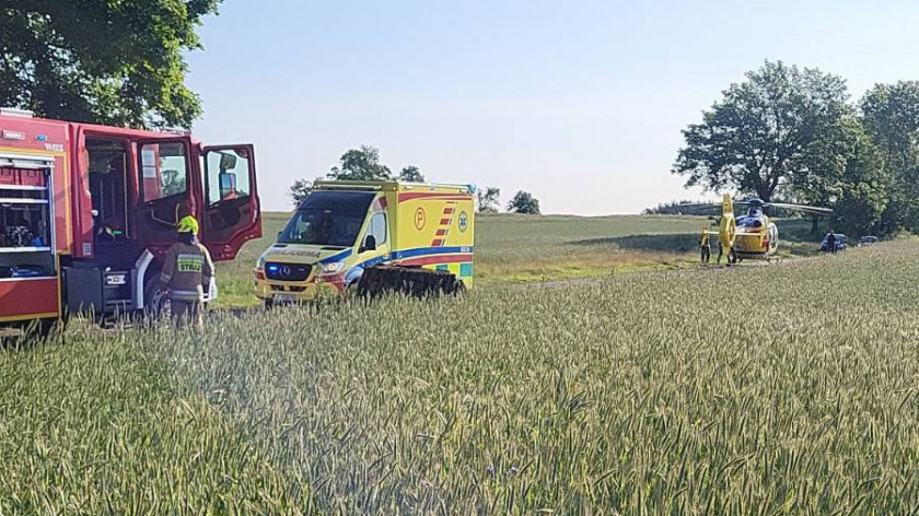 Motocyklista uderzył w drzewo w Garbku, w gminie Przechlewo. Śmigłowiec przetransportował rannego do szpitala