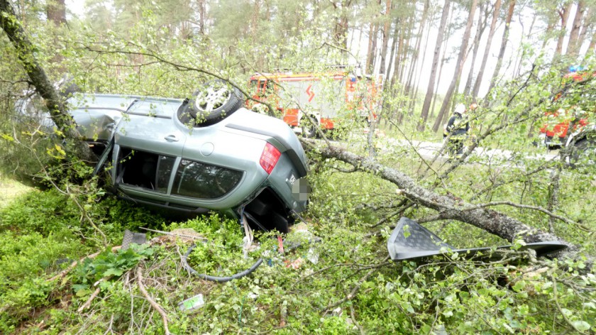 Osobówka dachowała na krajowej &quotdwudziestce" w okolicach Kornego. Dwie osoby trafiły do szpitala
