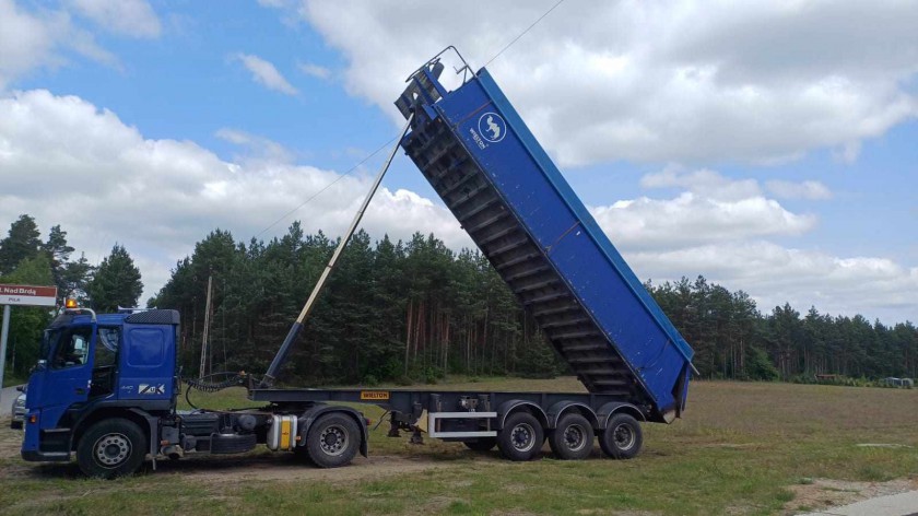 Nieszczęśliwy wypadek w Pile w gminie Gostycyn. Kierowca zerwał linię energetyczną i został poparzony