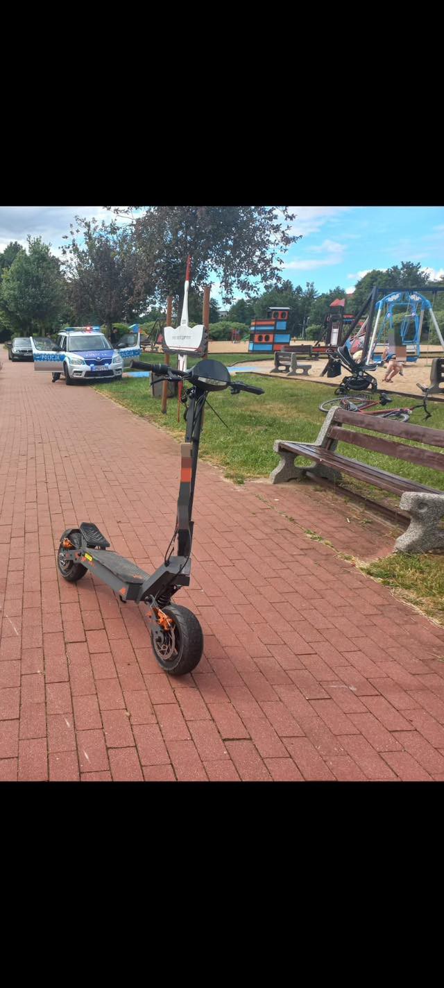 Kolejny wypadek nastolatka na hulajnodze elektrycznej. W Czersku 13-latek przewr&oacute;cił się i uderzył głową o chodnik

