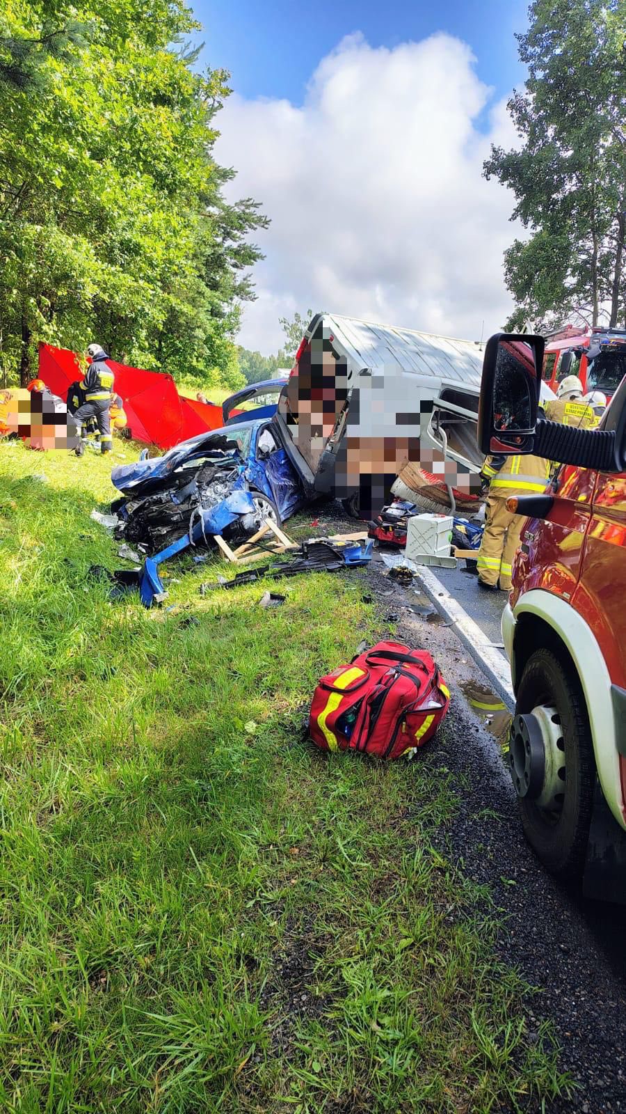 Tragiczny wypadek na DK 25 w Stołcznie w gminie Człuch&oacute;w. Nie żyje jedna osoba, pięć jest rannych (AKTUALIZACJA, FOTO)
