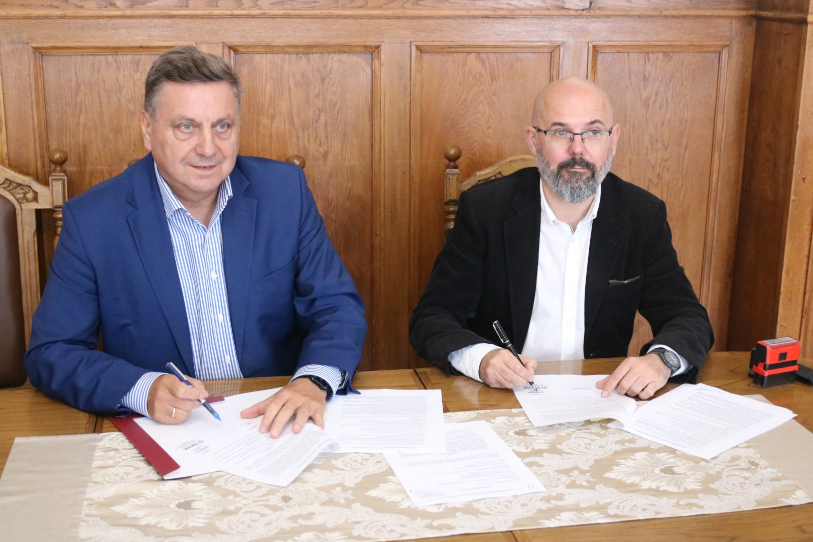 Umowa podpisana. W miejscu spalonych barak&oacute;w socjalnych w Człuchowie powstaną dwa nowe budynki mieszkalne