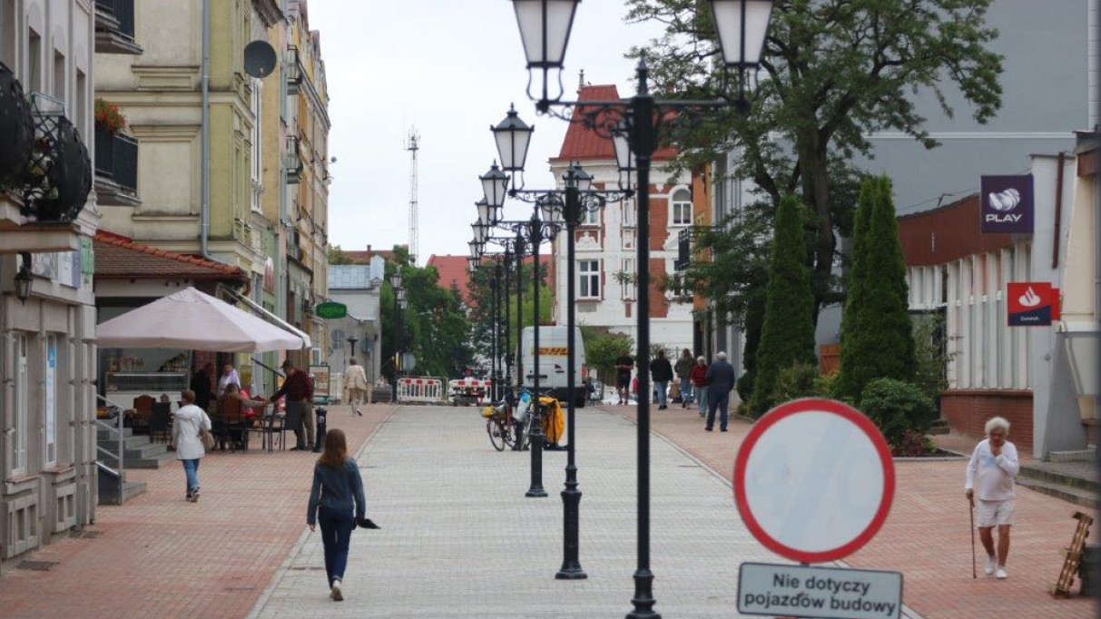 Miał być gotowy przed wakacjami, a będzie w sierpniu. Finiszuje przebudowa człuchowskiego deptaka