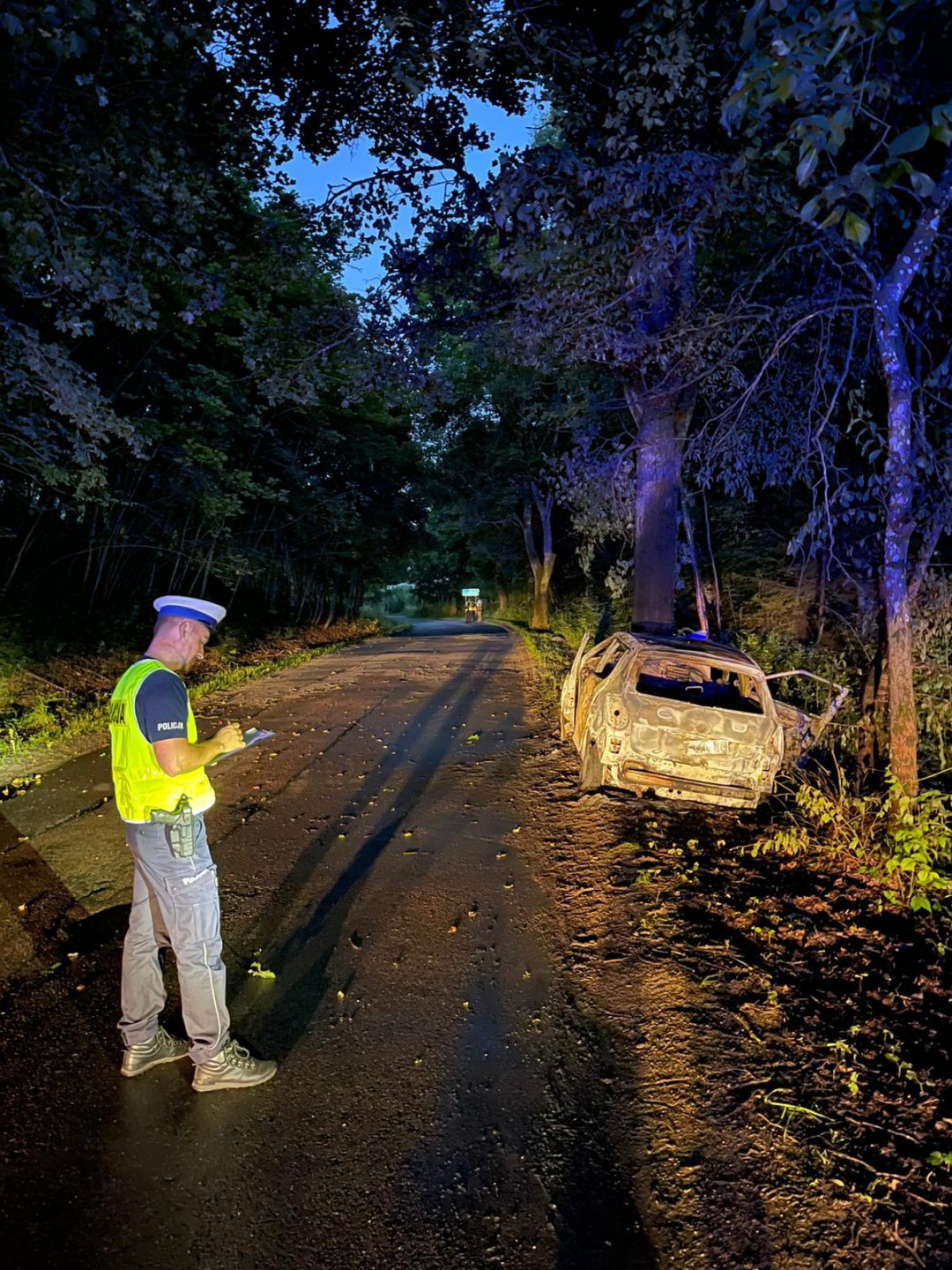 Nieprzytomny kierowa wyciągnięty z płonącego samochodu. Poważny wypadek na DW 226 w Hornikach Dolnych, w gminie Nowa Karczma