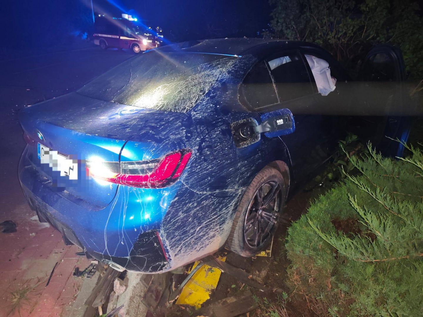 Pijany kierowca bmw wjechał w ogrodzenie dw&oacute;ch posesji w Krojantach. Pasażer auta był agresywny