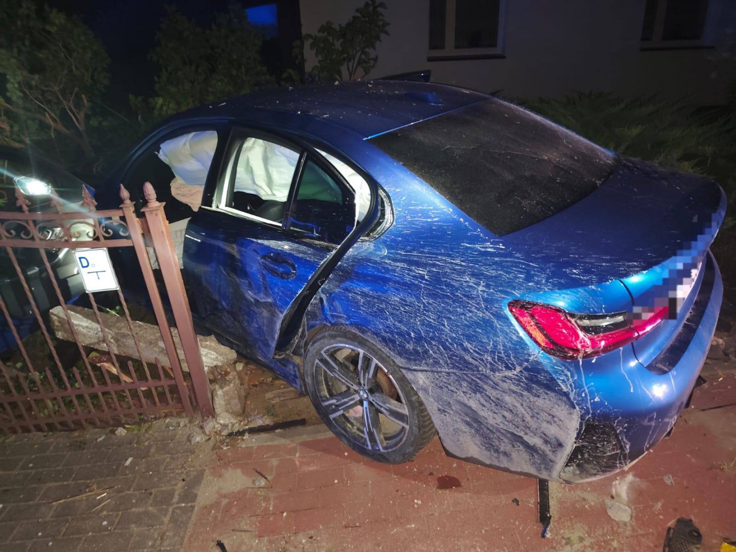 Pijany kierowca bmw wjechał w ogrodzenie dw&oacute;ch posesji w Krojantach. Pasażer auta był agresywny